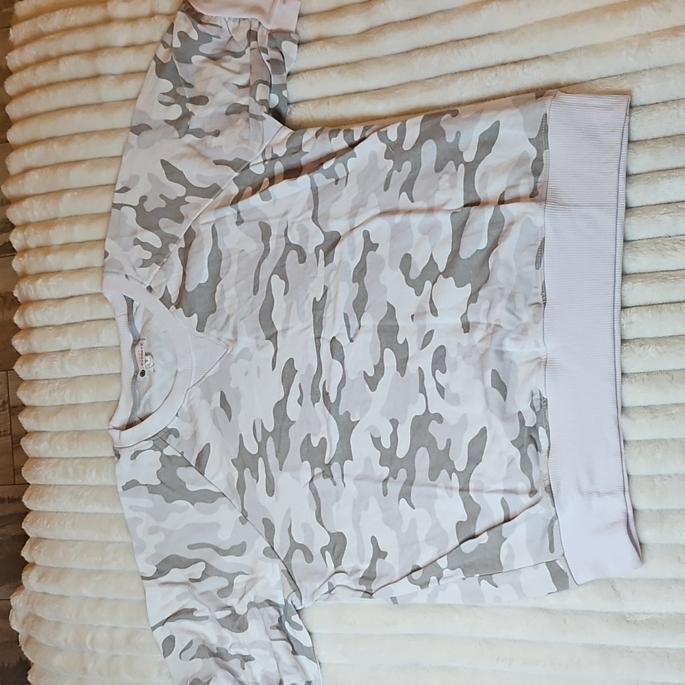 NWOT Sundry Evereve Raglan Camo